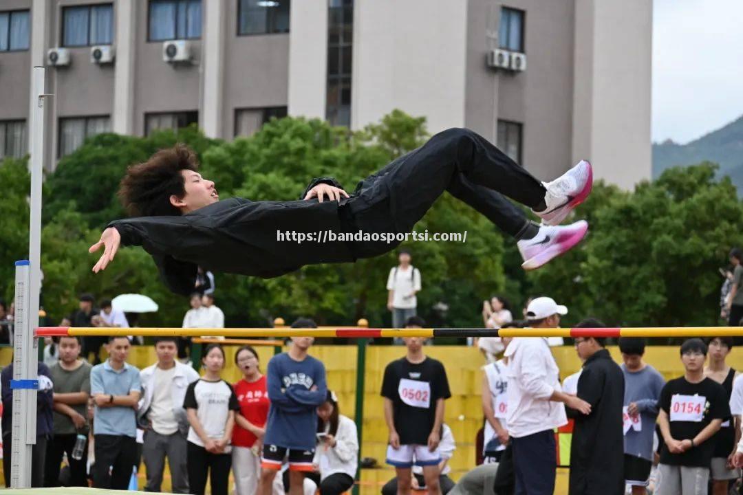 半岛体育-赛场震撼！选手以超强体能压倒对手