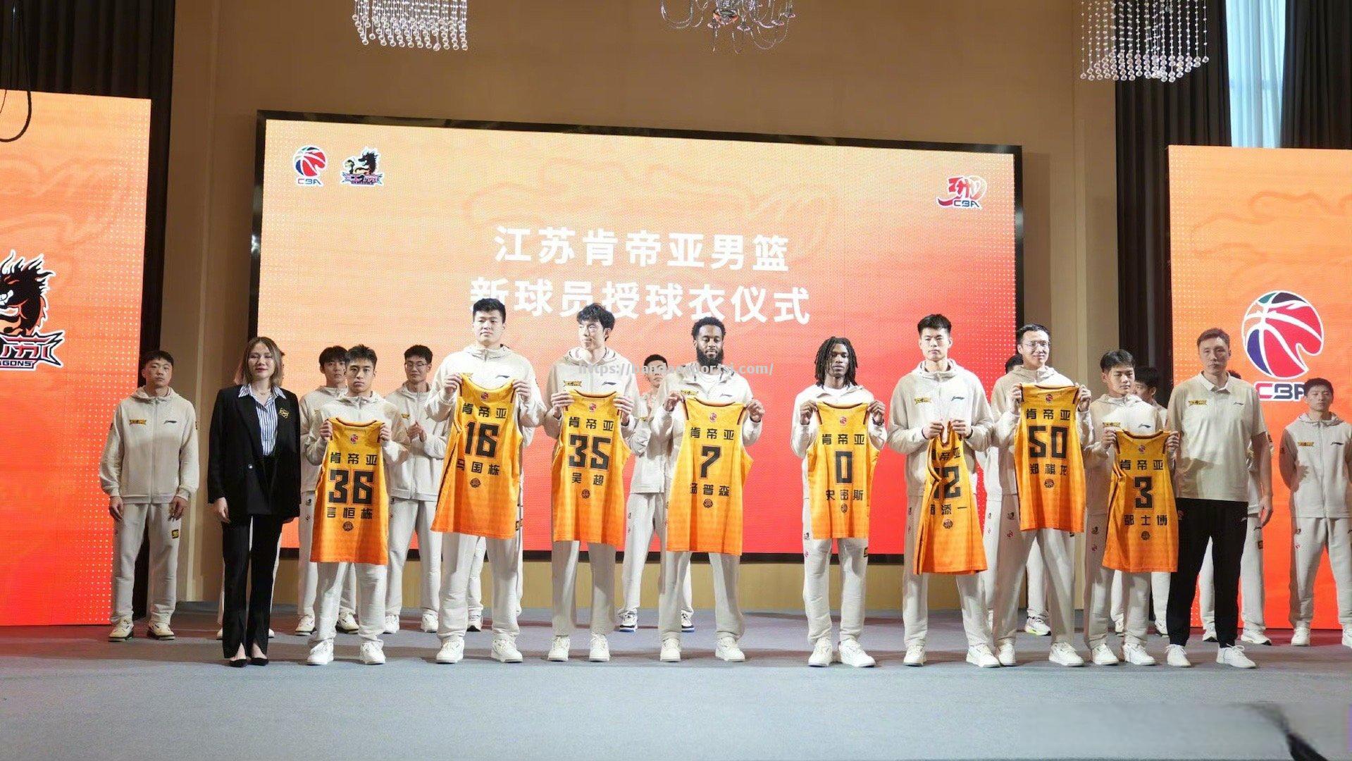 半岛体育-篮球球队举办了一场粉丝见面会