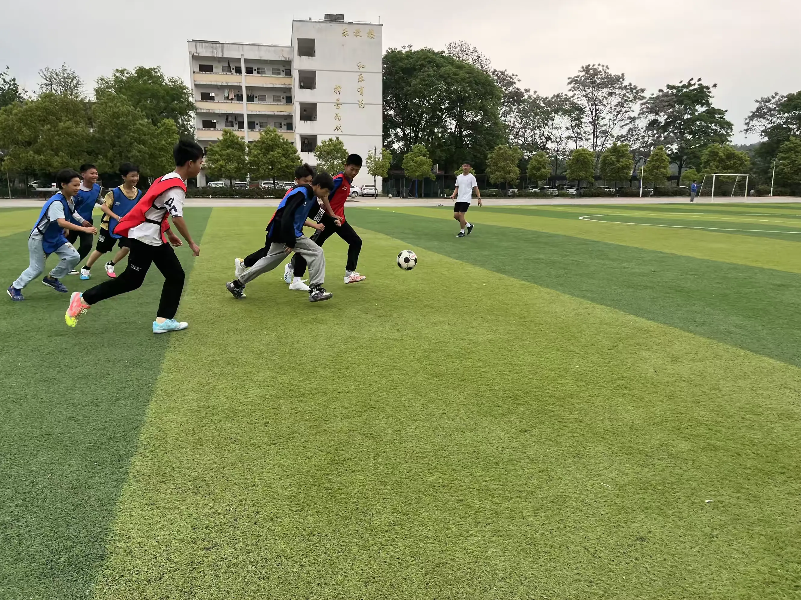半岛体育-足球赛场上的奇迹时刻正在酝酿