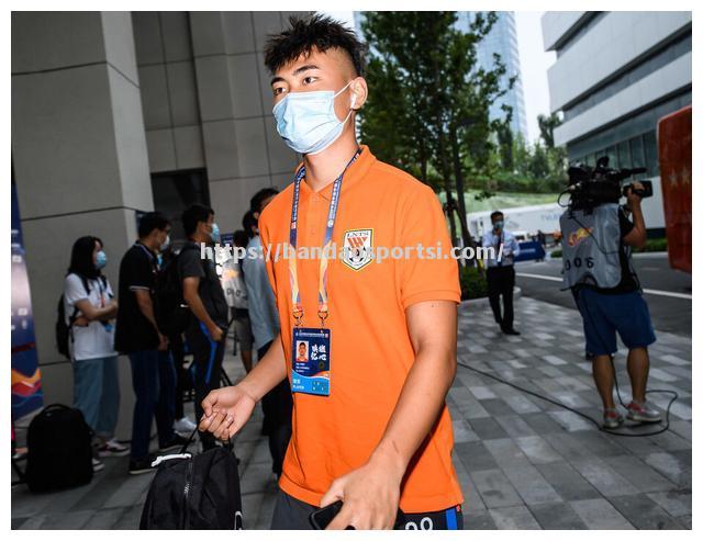 球队年轻锋线表现亮眼，勇敢争夺季后赛资格
